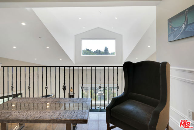 19633 Wells Drive, Tarzana CA: https://media.crmls.org/mediaz/0e287019-c495-4f93-b2d6-86eefbb83ce1.jpg