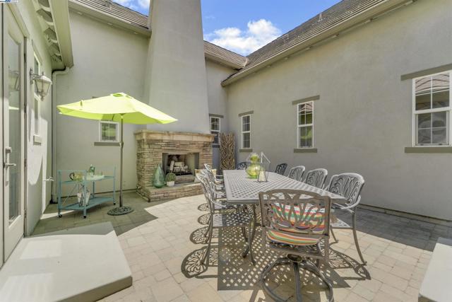 1993 Fairway Oaks Dr, Ripon CA: https://media.crmls.org/mediaz/0e287cdd-8486-49ce-8564-fdd8d601ace2.jpg