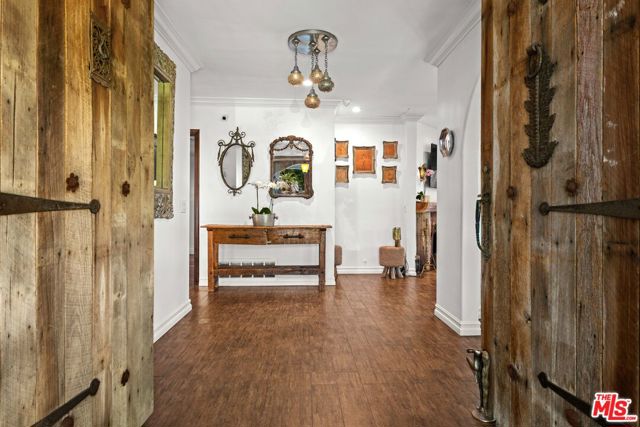 16582 Calneva Drive, Encino CA: https://media.crmls.org/mediaz/0e289b8a-871b-4d3c-bb69-dd25320ab1ac.jpg