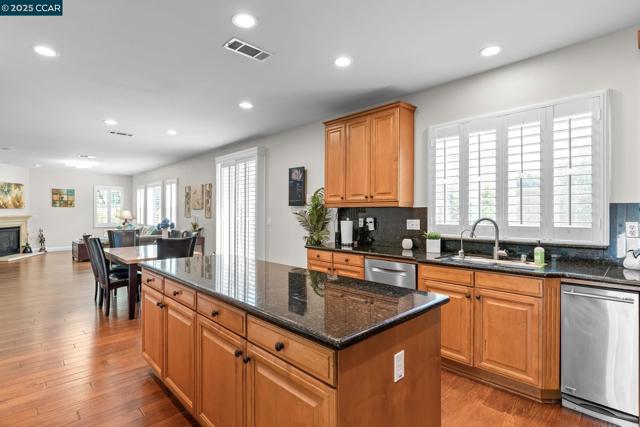 1656 Colchester St, Danville CA: https://media.crmls.org/mediaz/0e29860f-a5db-4adf-a782-c04ec583bc42.jpg