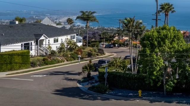 896 La Jolla Rancho Road, La Jolla CA: https://media.crmls.org/mediaz/0e2a3f98-874e-4e43-a6ad-1b8c91fe39d0.jpg