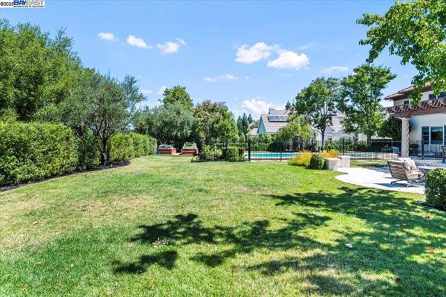 1137 Via Di Salerno, Pleasanton CA: https://media.crmls.org/mediaz/0e2aed17-d8ca-459e-9539-178939348009.jpg