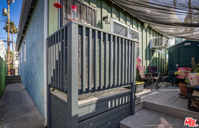 122 Thornton Place, Venice CA: https://media.crmls.org/mediaz/0e2b50ea-70a0-46ad-9bce-8f0bf22c9158.jpg