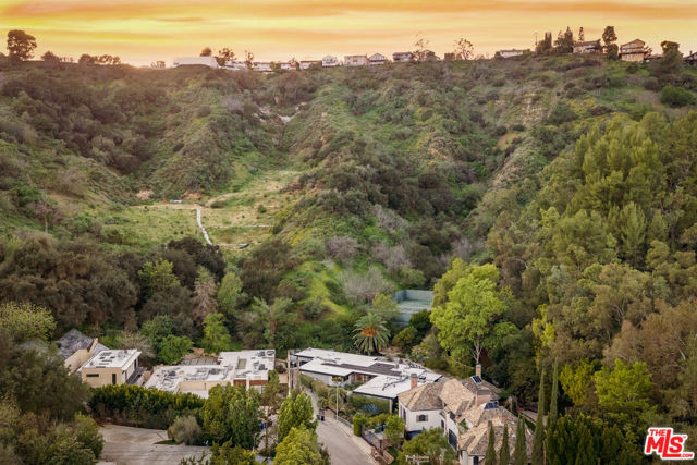 9991 Liebe Drive, Beverly Hills CA: https://media.crmls.org/mediaz/0e2b56cb-4681-440f-9e92-fc9167361f74.jpg