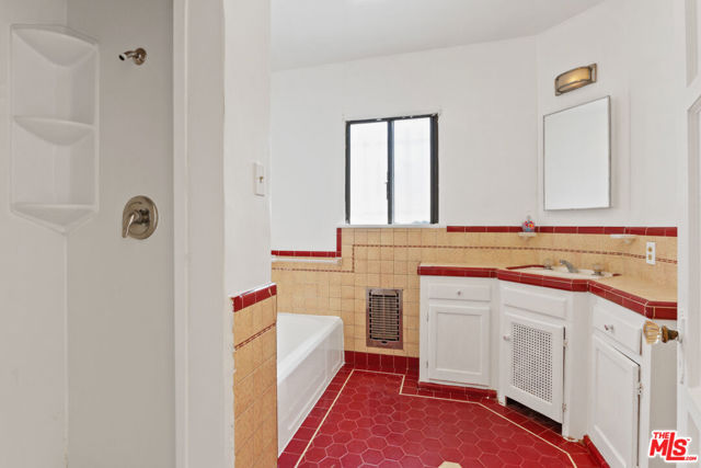 3722 Wellington Road, Los Angeles CA: https://media.crmls.org/mediaz/0e2b8f1e-a941-43c9-8bb0-47965ad52329.jpg