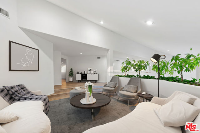 32215 Pacific Coast Highway, Malibu CA: https://media.crmls.org/mediaz/0e2c8482-6d57-4d82-90a6-00b6022ed97c.jpg