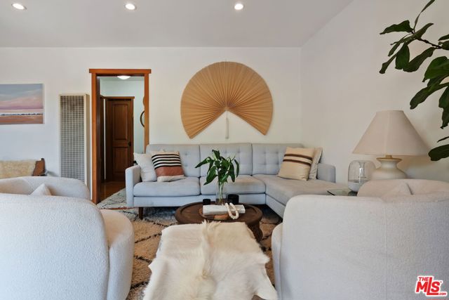 2702 11th Street, Santa Monica CA: https://media.crmls.org/mediaz/0e2ca96c-4651-47a1-b90d-b8cdebf6b005.jpg