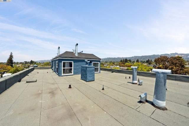 1360 Berkeley Way, Berkeley CA: https://media.crmls.org/mediaz/0e2ee23f-80a7-4205-9759-884f7b994cd7.jpg