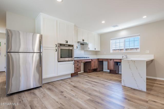 3242 Hereford Court, Simi Valley CA: https://media.crmls.org/mediaz/0e2ef420-4942-4e21-9a8e-7cf220e01c4c.jpg