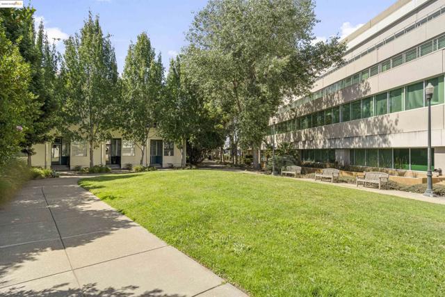 1364 Powell St, Emeryville CA: https://media.crmls.org/mediaz/0e2fab55-d0dc-4644-aeae-40514cc25146.jpg