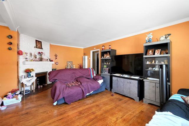 6133 Seminary Ave, Oakland CA: https://media.crmls.org/mediaz/0e2fb96e-86e5-41ea-8949-76b2cd7beb9e.jpg