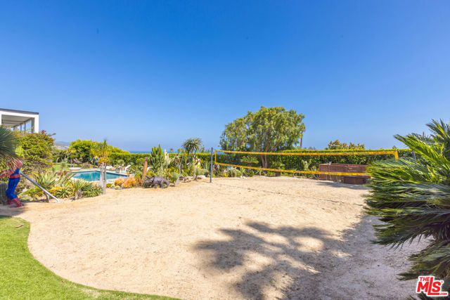 6320 VIA CATALDO Street, Malibu CA: https://media.crmls.org/mediaz/0e31d47c-269a-47db-b764-3a3b0f04204f.jpg