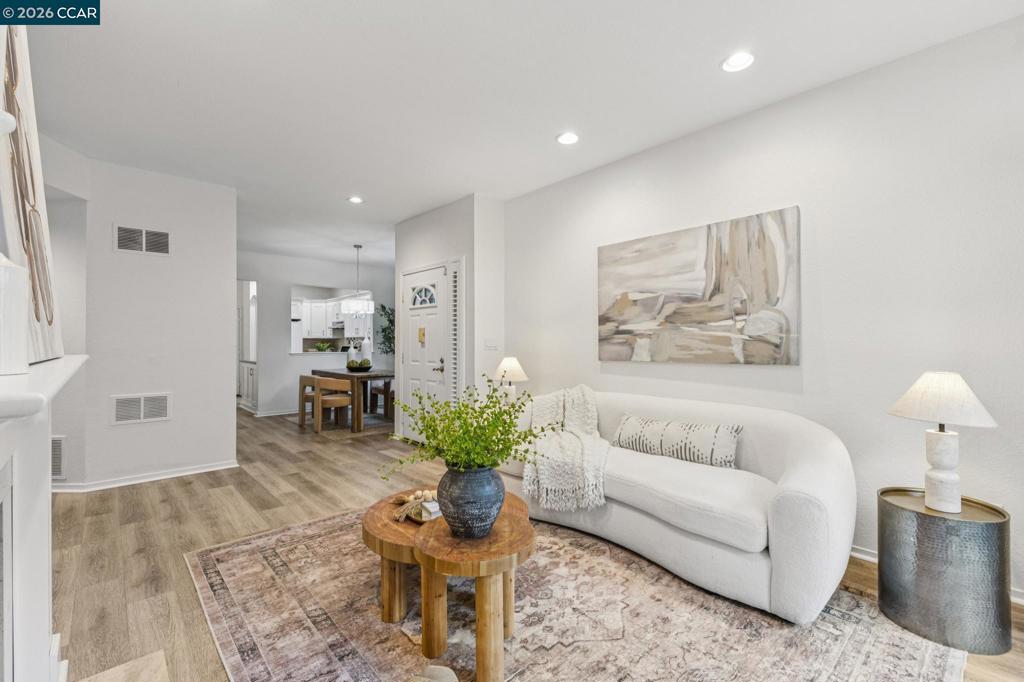 https://media.crmls.org/mediaz/0e32742f-33df-4663-a4f9-1de0036fafa8.jpg?preset=X-Large