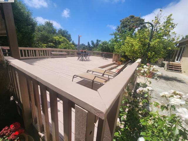 25660 Paul Ct, Hayward CA: https://media.crmls.org/mediaz/0e328cf5-f507-4ed1-8fd7-faee2ed3fb32.jpg