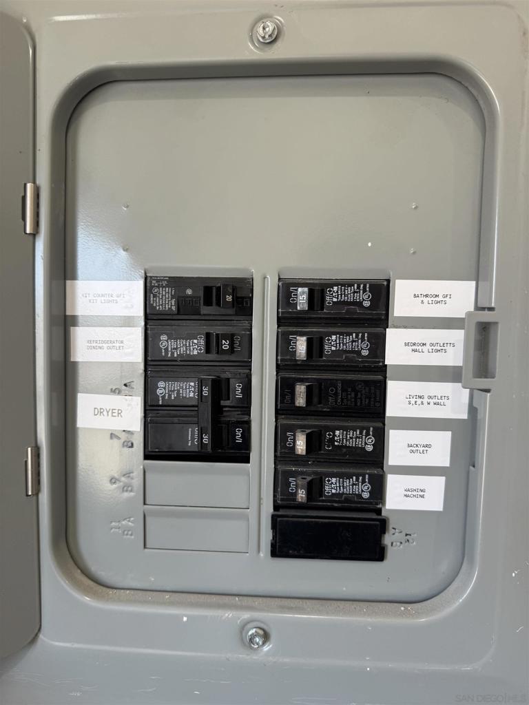 https://media.crmls.org/mediaz/0e3294dd-37b7-4647-a08d-4bf87043828a.jpg?preset=X-Large