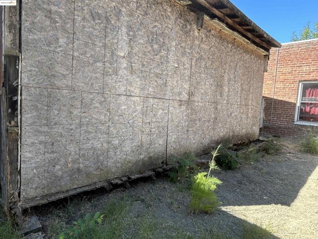 39 Main St, Isleton CA: https://media.crmls.org/mediaz/0e32d2cd-acab-4e59-896e-9a8da108c53e.jpg