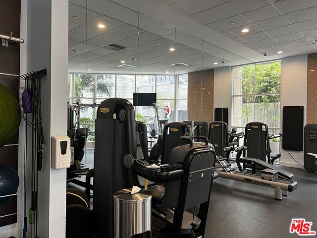 801 S Grand Avenue, Los Angeles CA: https://media.crmls.org/mediaz/0e33d47c-62a7-4698-b35d-238314dec902.jpg