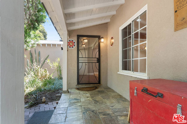 15410 Wyandotte Street photo 2
