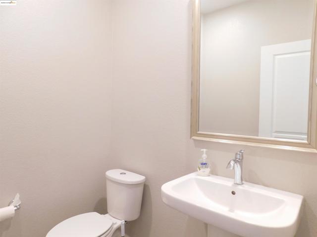 1090 Lavender St, Manteca CA: https://media.crmls.org/mediaz/0e3489ad-13e1-4599-89cd-0ae53f2c6881.jpg