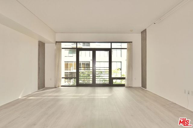 1111 S Grand Avenue, Los Angeles CA: https://media.crmls.org/mediaz/0e35a2bb-ada7-4942-bc97-3ee03b071da6.jpg