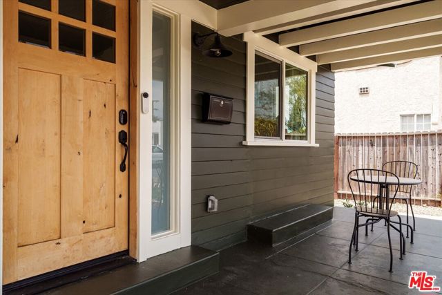 2041 S Palm Grove Avenue, Los Angeles CA: https://media.crmls.org/mediaz/0e35cf41-7bb7-4860-a918-2717bb01b091.jpg