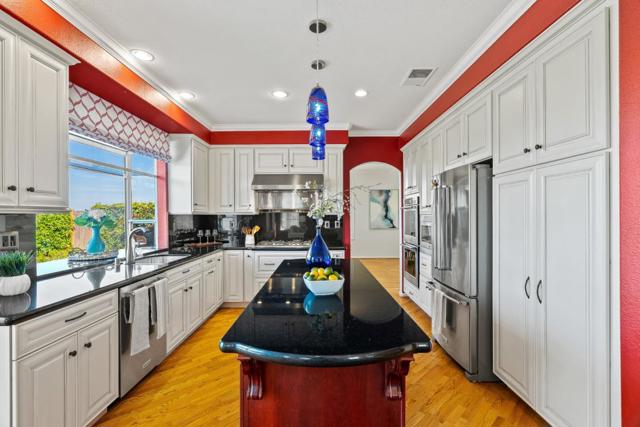 986 Governors Bay Drive, Redwood City CA: https://media.crmls.org/mediaz/0e36a0fa-cdb2-49d3-8a2d-acc98b1cadef.jpg
