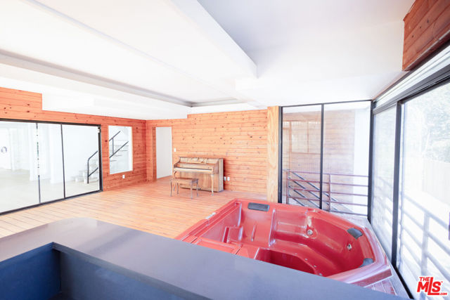 21329 Mulholland Drive, Woodland Hills CA: https://media.crmls.org/mediaz/0e36e369-028a-4bfe-b09e-e7a404705ee8.jpg