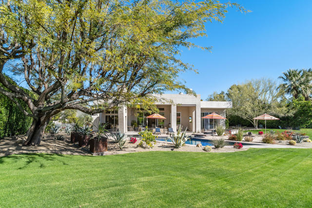 81 Royal Saint Georges Way, Rancho Mirage CA: https://media.crmls.org/mediaz/0e374fcc-09aa-4cbd-ba51-45c84a7a5993.jpg