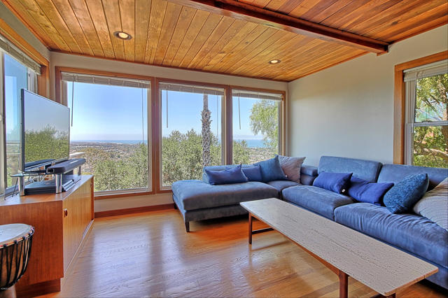2108 Sunset Drive, Ventura CA: https://media.crmls.org/mediaz/0e375280-7b50-4520-b440-7277aad0ca0e.jpg