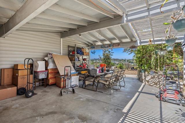 252 Santa Clara Dr, Vista CA: https://media.crmls.org/mediaz/0e37a888-acab-40c9-98c0-bc780474c38e.jpg