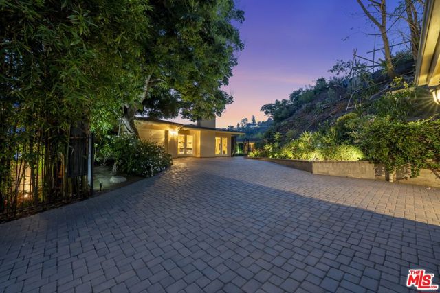 1457 Claridge Drive, Beverly Hills CA: https://media.crmls.org/mediaz/0e37efda-e6f3-4cc7-b743-596342825c23.jpg