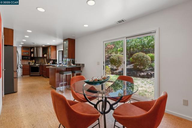 127 Devin Dr, Moraga CA: https://media.crmls.org/mediaz/0e384fa5-9c1d-49ea-812d-258d7d3e55d3.jpg