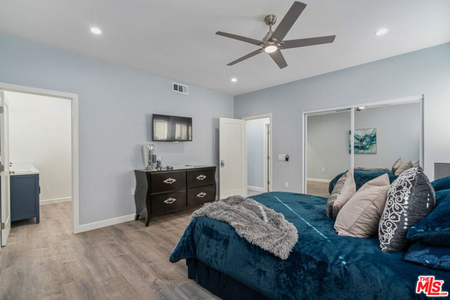 3216 W 30th Street, Los Angeles CA: https://media.crmls.org/mediaz/0e39833f-1281-439e-aad1-ff1fa596316f.jpg