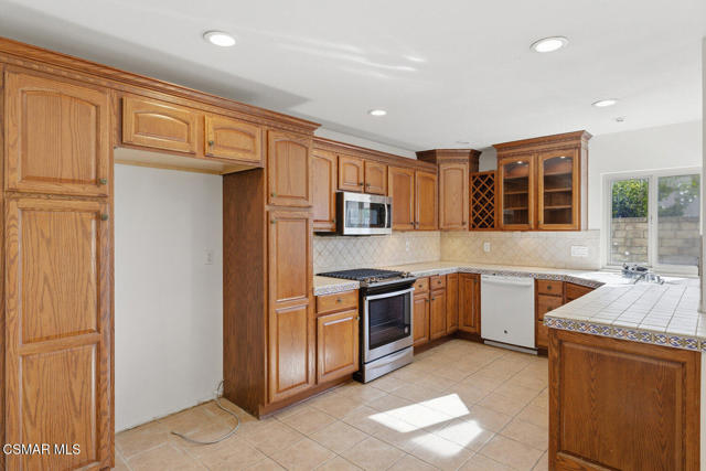 15494 Kernvale Avenue, Moorpark CA: https://media.crmls.org/mediaz/0e3aba8f-ae0c-4a71-a0ef-bf4744c0b9a5.jpg