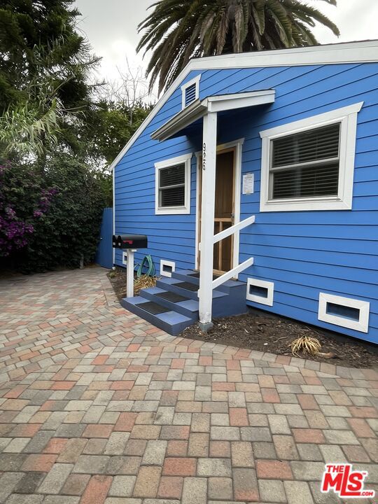 926 California Avenue, Venice CA: https://media.crmls.org/mediaz/0e3b3f7d-3005-4545-8206-574684bd7009.jpg