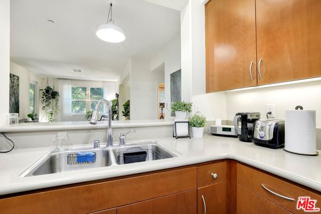 7100 Playa Vista Drive, Playa Vista CA: https://media.crmls.org/mediaz/0e3b7d77-6c61-434d-8fd9-39b8e6aea5b6.jpg