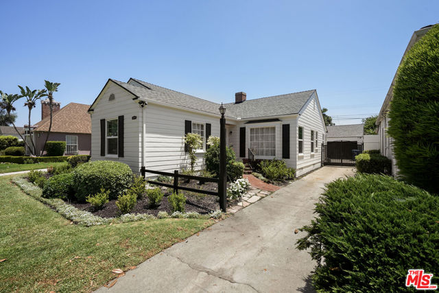 3860 Hepburn Avenue, Los Angeles CA: https://media.crmls.org/mediaz/0e3ca084-3fc0-48c2-8b5c-94c4de5e754e.jpg