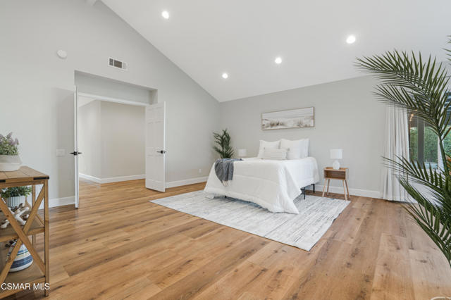 568 Bristol Avenue, Simi Valley CA: https://media.crmls.org/mediaz/0e3d08f7-8201-490c-8dcd-542415e66598.jpg