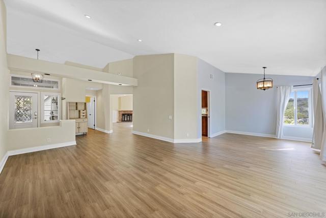 2241 Willowbrook St, Escondido CA: https://media.crmls.org/mediaz/0e3d548d-c505-4938-861d-bdb87d85e7c1.jpg