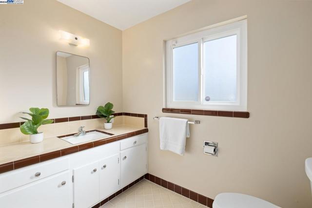2567 Humboldt, San Leandro CA: https://media.crmls.org/mediaz/0e3dade1-6cc0-443d-ade8-fe861c4c805e.jpg