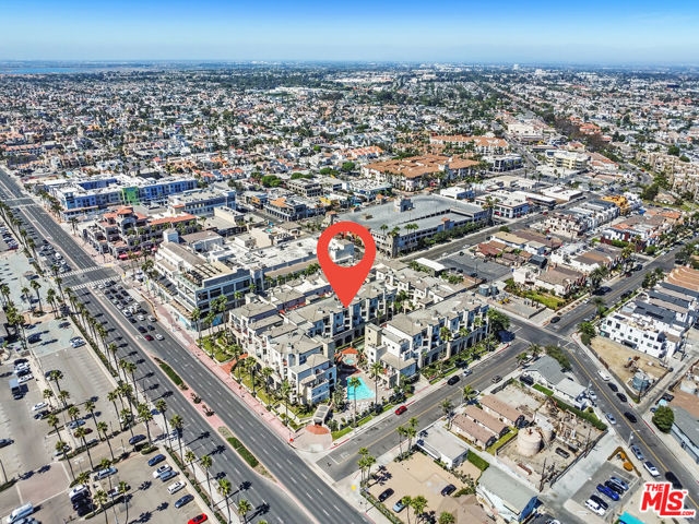 200 Pacific Coast Highway, Huntington Beach CA: https://media.crmls.org/mediaz/0e3e33dd-4fdd-4997-9ec6-65a727065e5a.jpg