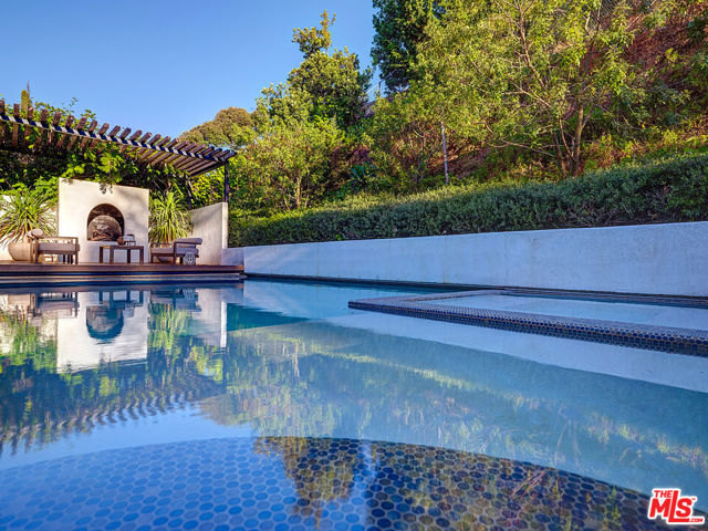 8674 Edwin Drive, Los Angeles CA: https://media.crmls.org/mediaz/0e3f0117-3141-45b8-a1d5-c57d8e49632b.jpg