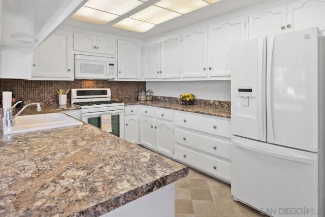 271 Gull Pl, El Cajon CA: https://media.crmls.org/mediaz/0e3f9238-dce1-4341-bc8b-d43fb24d51f6.jpg