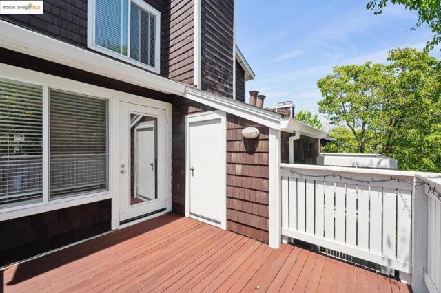 92 Marina Lakes DR, Richmond CA: https://media.crmls.org/mediaz/0e3fb13b-d1f1-4989-8338-a3b50026a887.jpg