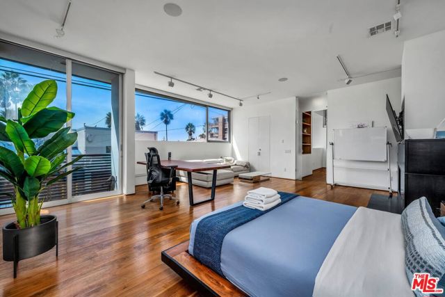 17 North Venice Boulevard photo 18