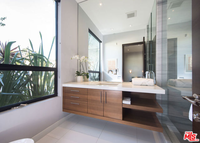 900 N HILLCREST Road, Beverly Hills CA: https://media.crmls.org/mediaz/0e3fe1ba-efff-47f6-9a90-b649bc144f8a.jpg