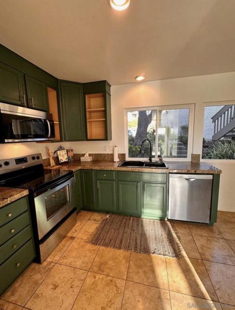 911 Caminito Madrigal, Carlsbad CA: https://media.crmls.org/mediaz/0e4032a3-d8c7-4431-b8e9-634ccea6f5b7.jpg