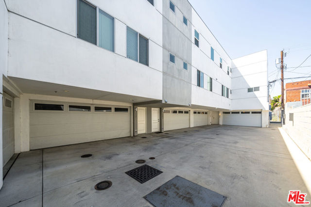 5941 Barton Avenue, Los Angeles CA: https://media.crmls.org/mediaz/0e409765-090e-4c4d-b544-2a81bceafcc9.jpg