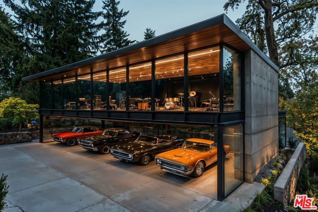 3200 Oakley Drive, Los Angeles CA: https://media.crmls.org/mediaz/0e41803f-b72a-4d59-a86f-e4e3663c0c8b.jpg