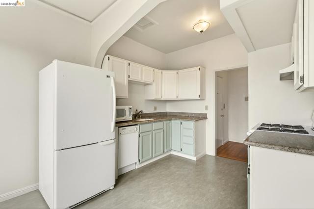 Image 21 of 41 For 848 Stannage Ave 11